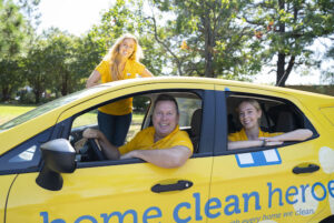 Timothy, Emily e Savannah Grandstaff no veículo Home Clean Heroes